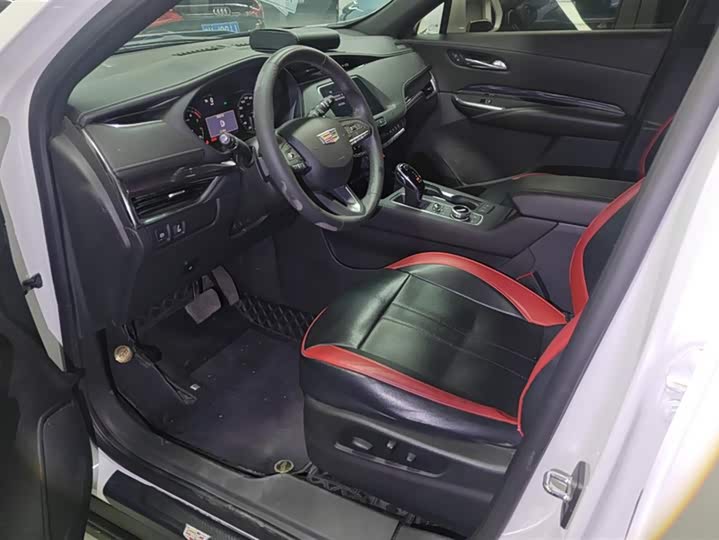 Фото 9 - Cadillac XT4