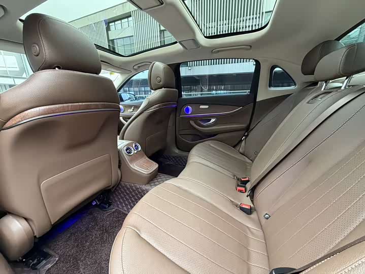 Фото 9 - Mercedes-Benz E-Class