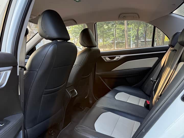 Фото 6 - Geely Vision