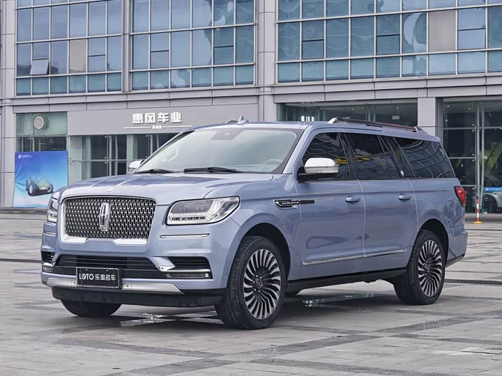 Фото 1 - Lincoln Navigator