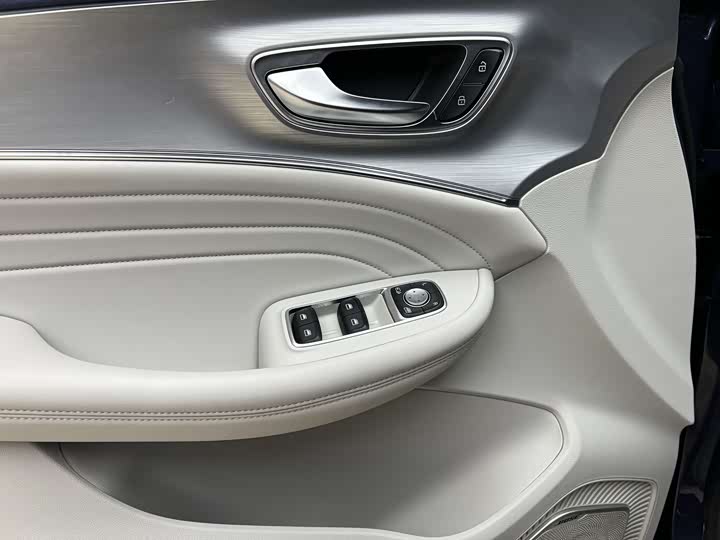 Фото 9 - Roewe iMax 8