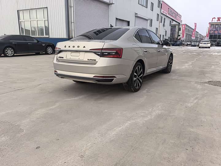 Фото 7 - Skoda Superb
