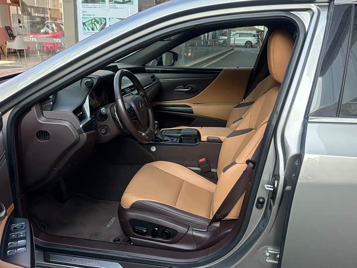 Фото 4 - Lexus ES