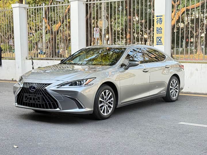 Фото 1 - Lexus ES