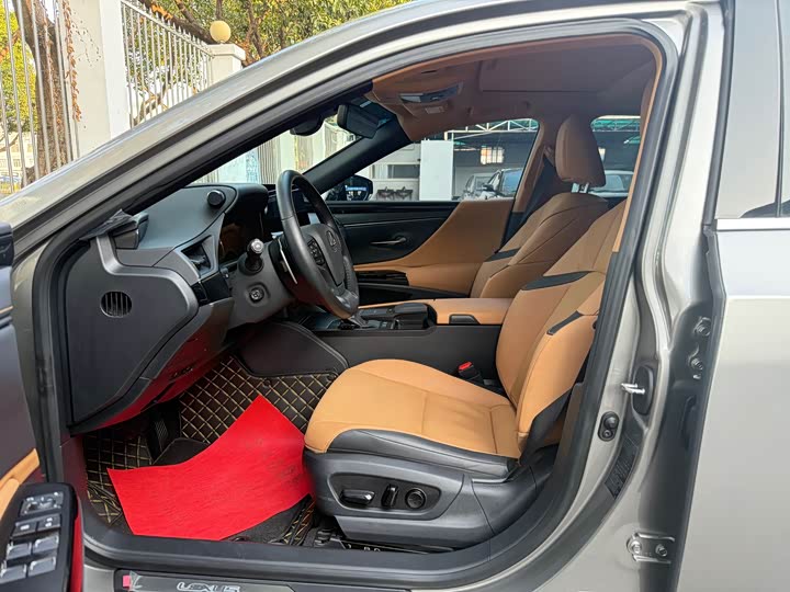 Фото 7 - Lexus ES