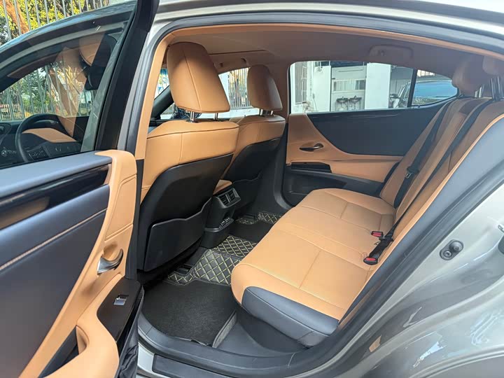 Фото 8 - Lexus ES