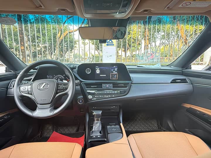 Фото 9 - Lexus ES