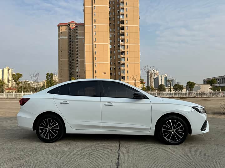 Фото 5 - Roewe i5