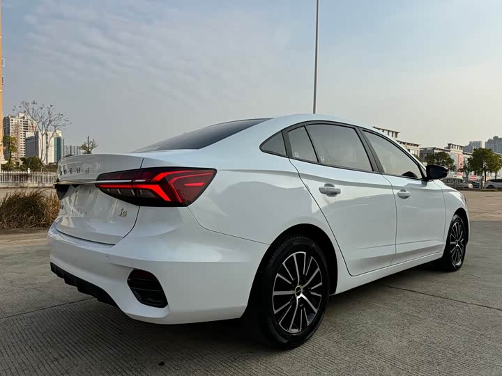 Фото 6 - Roewe i5