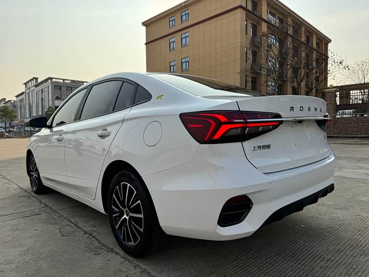 Фото 8 - Roewe i5