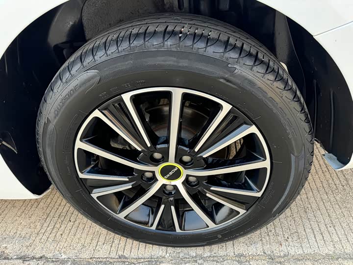 Фото 9 - Roewe i5