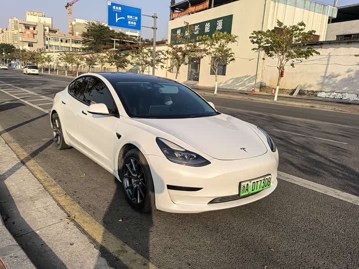 Фото 3 - Tesla Model 3