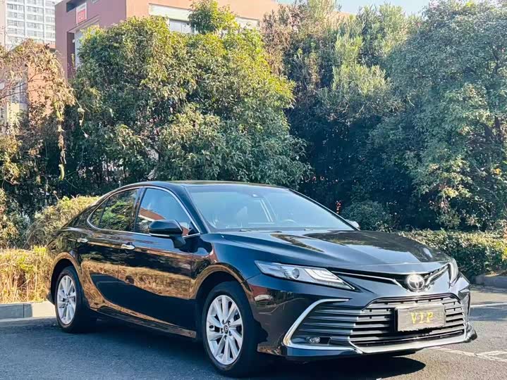 Фото 2 - Toyota Camry