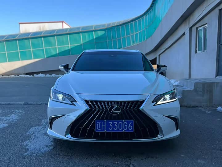 Фото 1 - Lexus ES