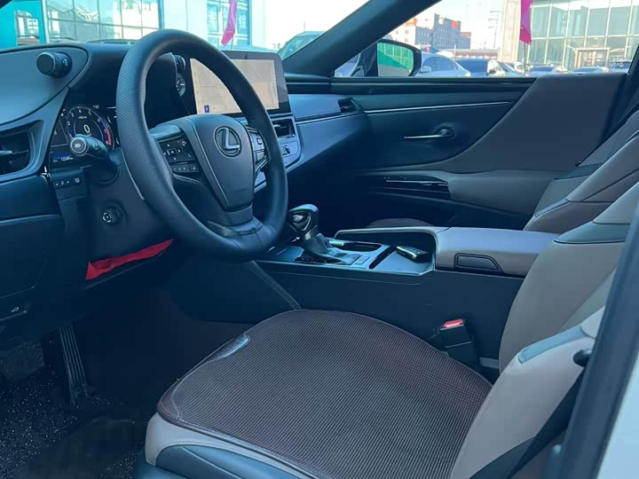 Фото 6 - Lexus ES