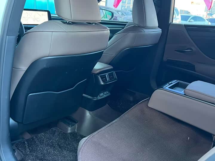 Фото 7 - Lexus ES