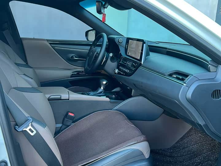 Фото 9 - Lexus ES