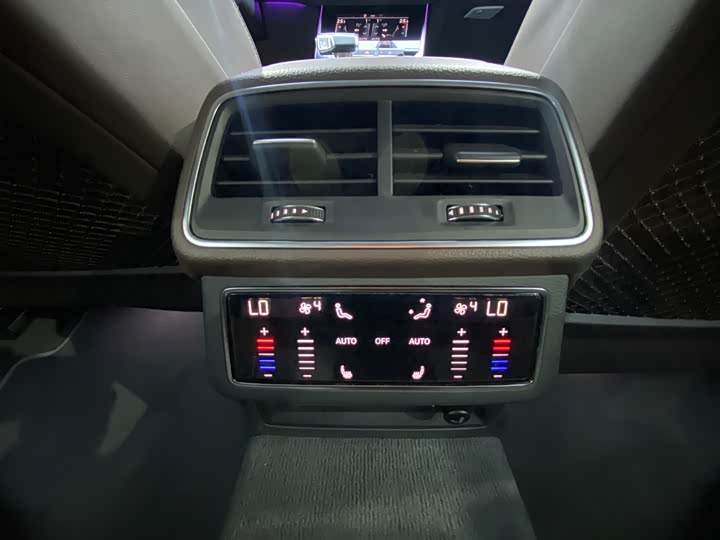 Фото 7 - Audi A7L