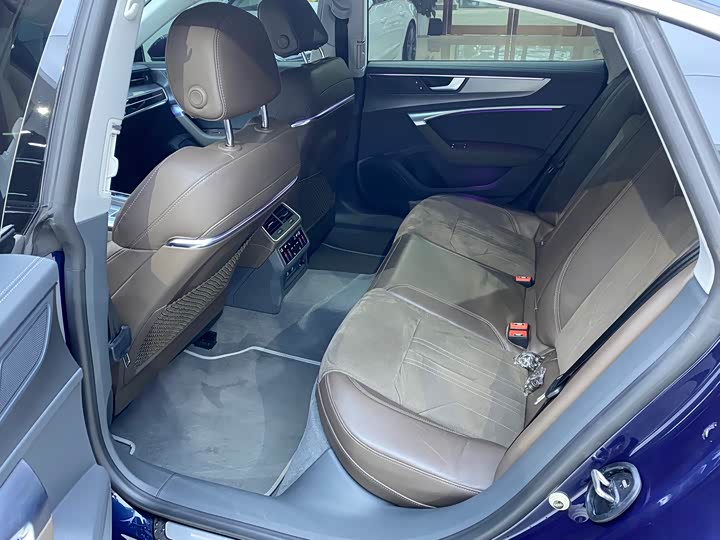 Фото 9 - Audi A7L