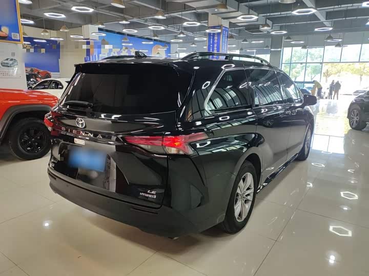 Фото 7 - Toyota Sienna