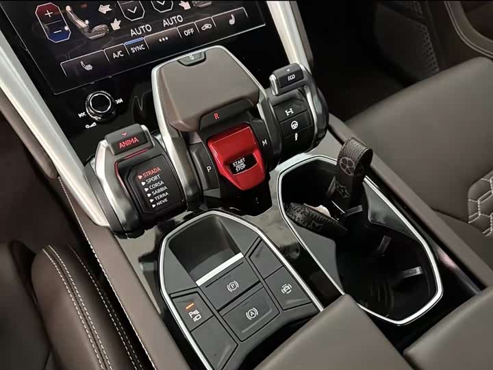 Фото 5 - Lamborghini Urus