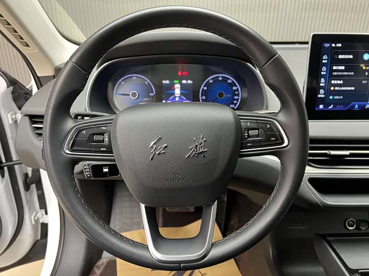 Фото 3 - Hongqi E-QM5