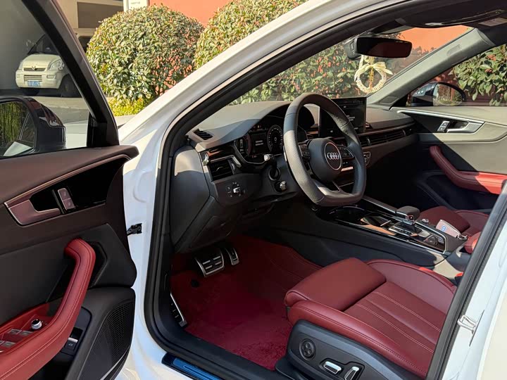 Фото 4 - Audi A4L