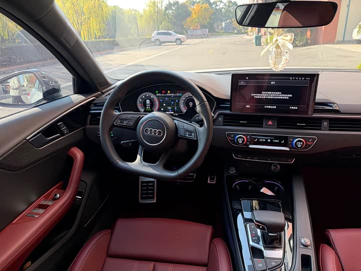 Фото 6 - Audi A4L