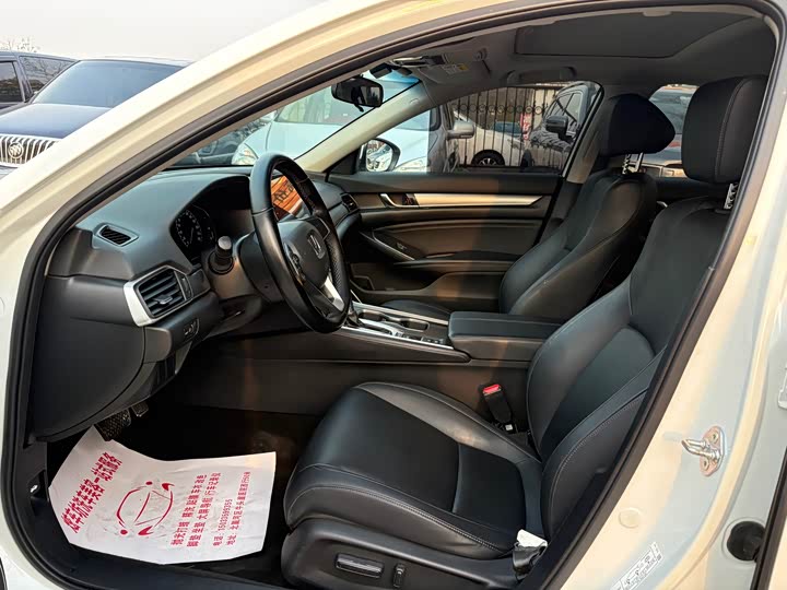 Фото 4 - Honda Accord