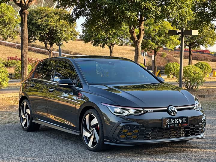 Фото 2 - Volkswagen Golf GTI