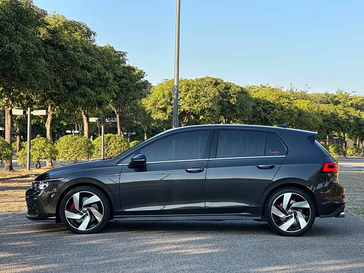 Фото 4 - Volkswagen Golf GTI