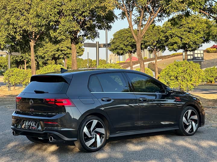 Фото 7 - Volkswagen Golf GTI