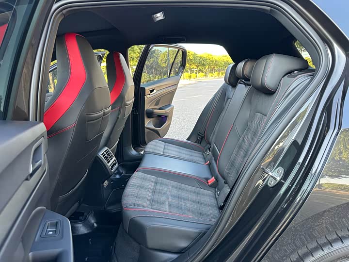 Фото 8 - Volkswagen Golf GTI