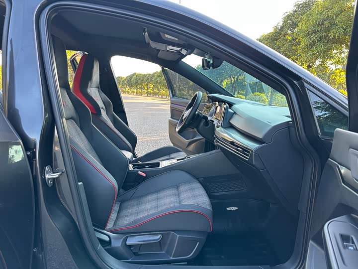 Фото 9 - Volkswagen Golf GTI