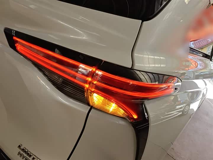 Фото 8 - Toyota Sienna