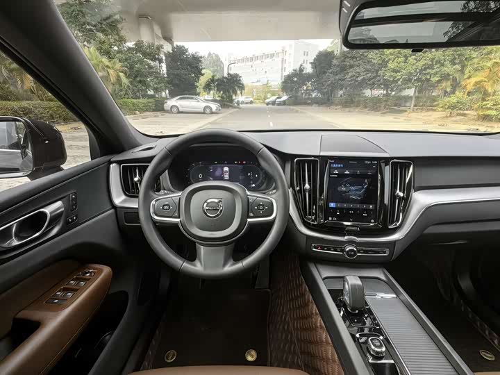 Фото 8 - Volvo XC60