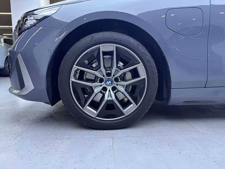 Фото 9 - BMW i5