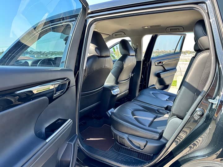 Фото 9 - Toyota Highlander