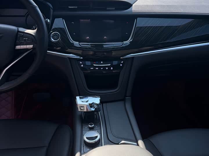 Фото 8 - Cadillac XT6