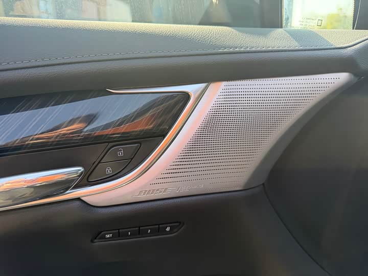 Фото 9 - Cadillac XT6