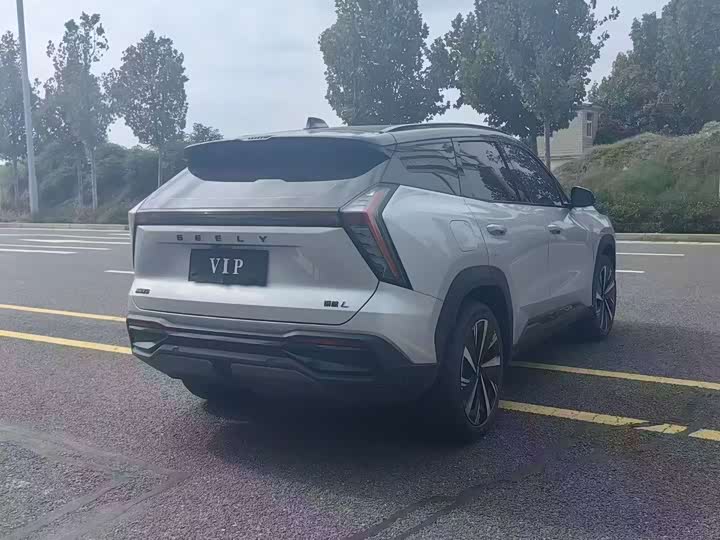 Фото 4 - Geely Atlas L