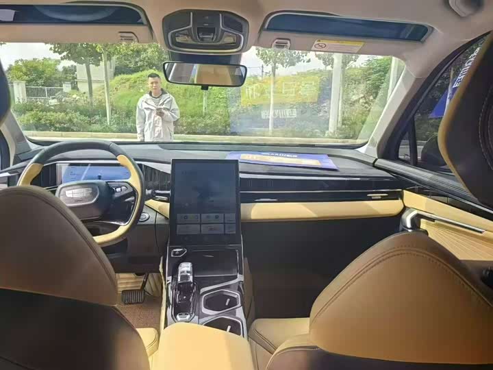 Фото 6 - Geely Atlas L