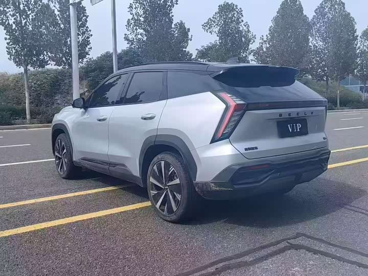 Фото 8 - Geely Atlas L