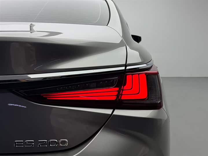 Фото 8 - Lexus ES