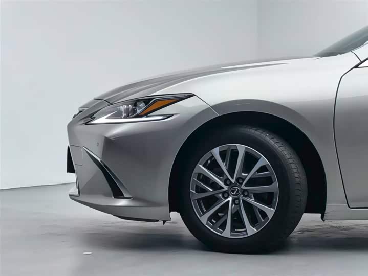 Фото 9 - Lexus ES