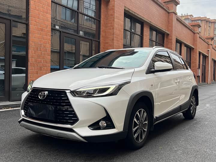 Фото 1 - Toyota Yaris L Hatchback