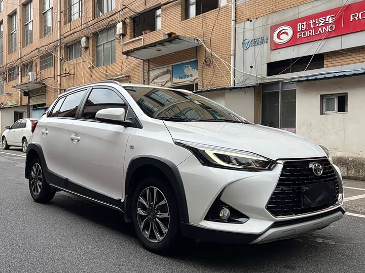 Фото 2 - Toyota Yaris L Hatchback