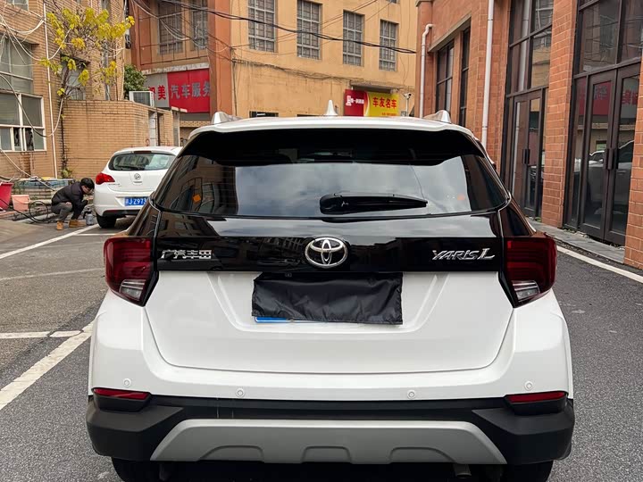 Фото 5 - Toyota Yaris L Hatchback