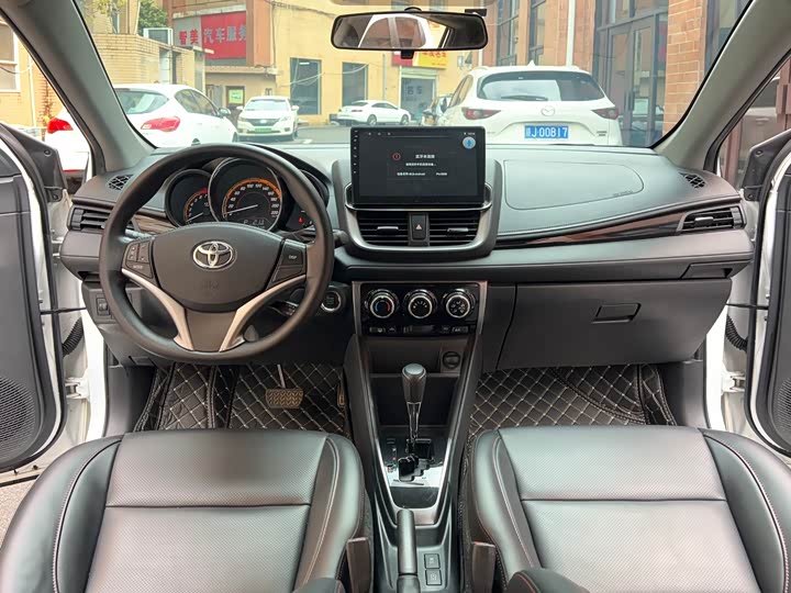 Фото 6 - Toyota Yaris L Hatchback