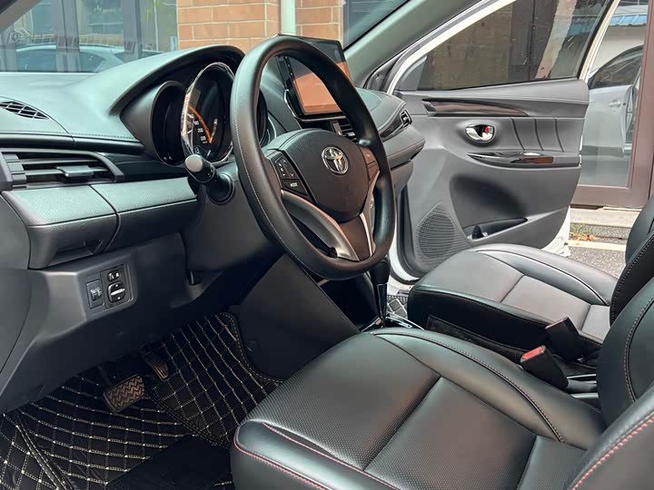 Фото 7 - Toyota Yaris L Hatchback